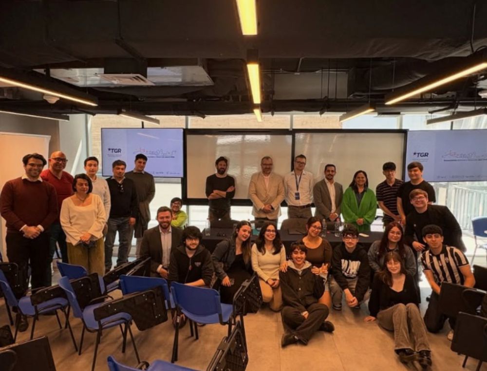 En la imagen se puede ver a todas y todos las y los participantes de la mesa redonda organizada por el Departamento de Administración y Gestión Pública junto al Centro de Estudiantes de Administración Pública (CEAP).